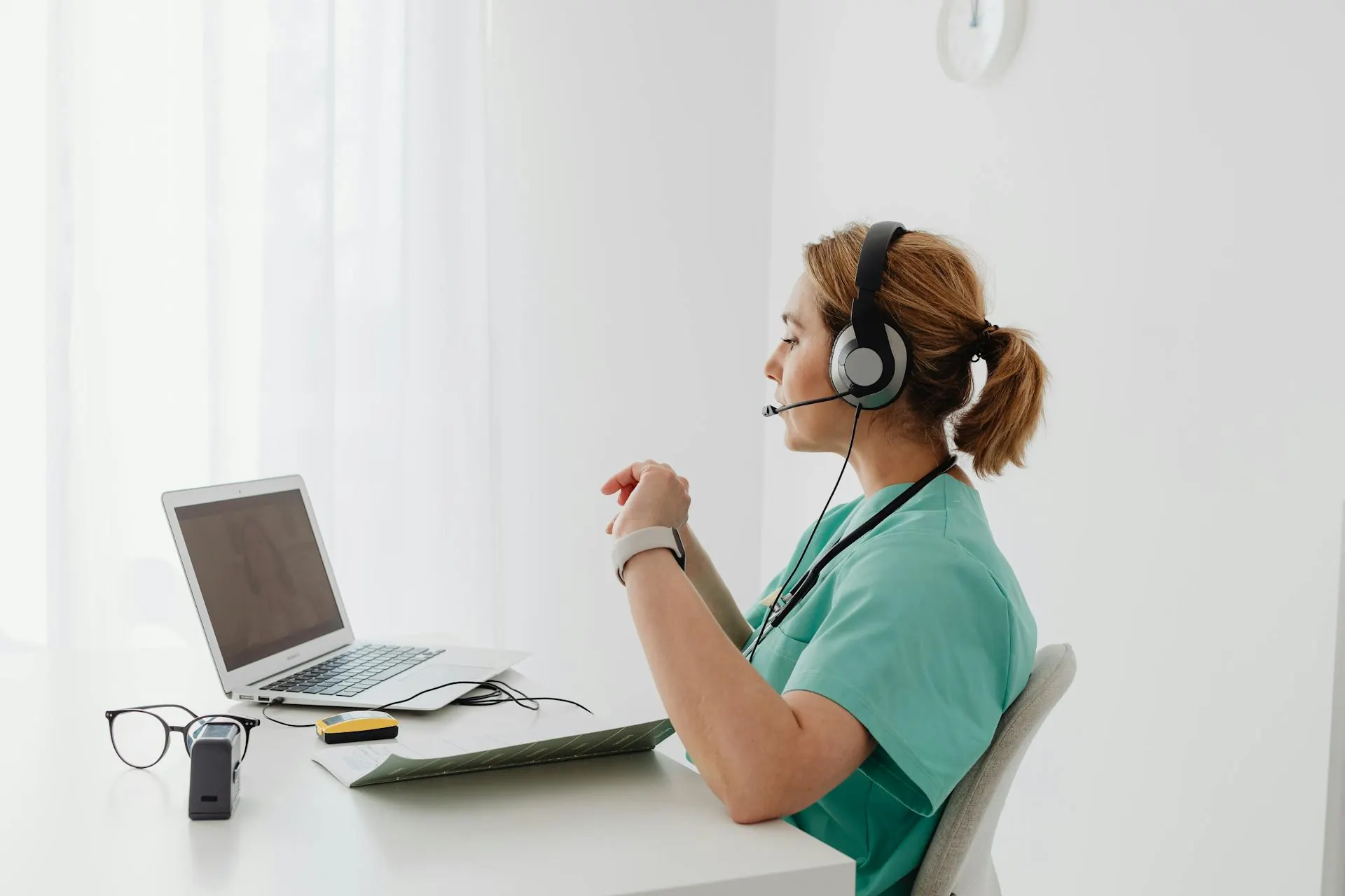 Especialista analizando datos científicos de nutrición y bienestar